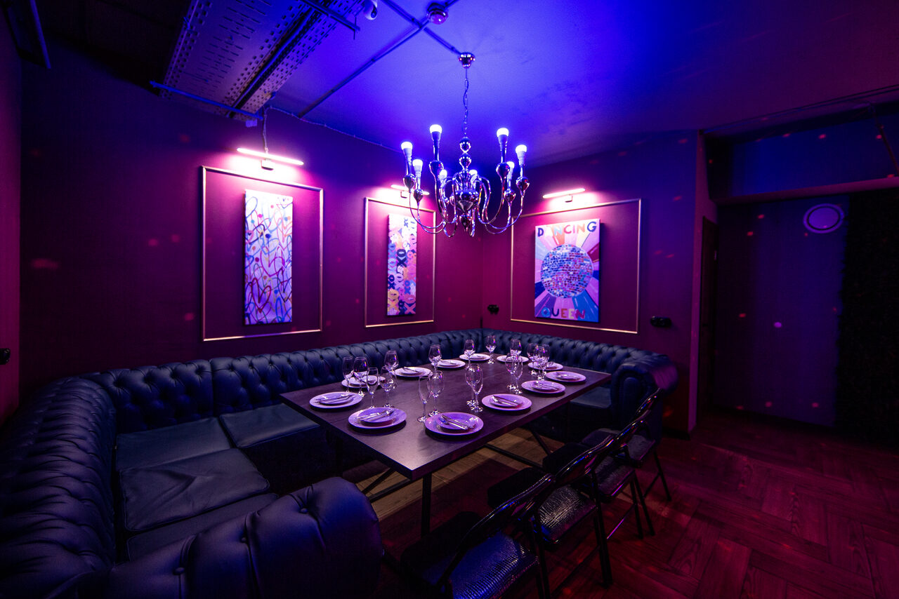 Арендовать Неоновый лофт-зал