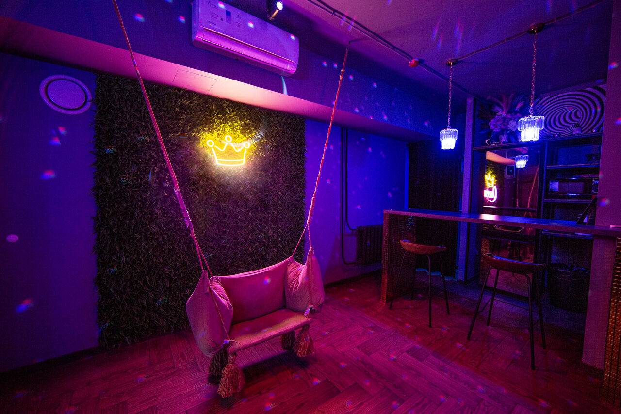 Арендовать Неоновый лофт-зал
