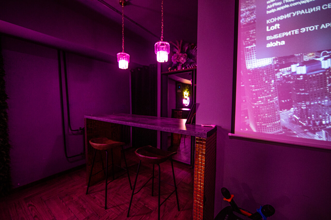 Арендовать Неоновый лофт-зал