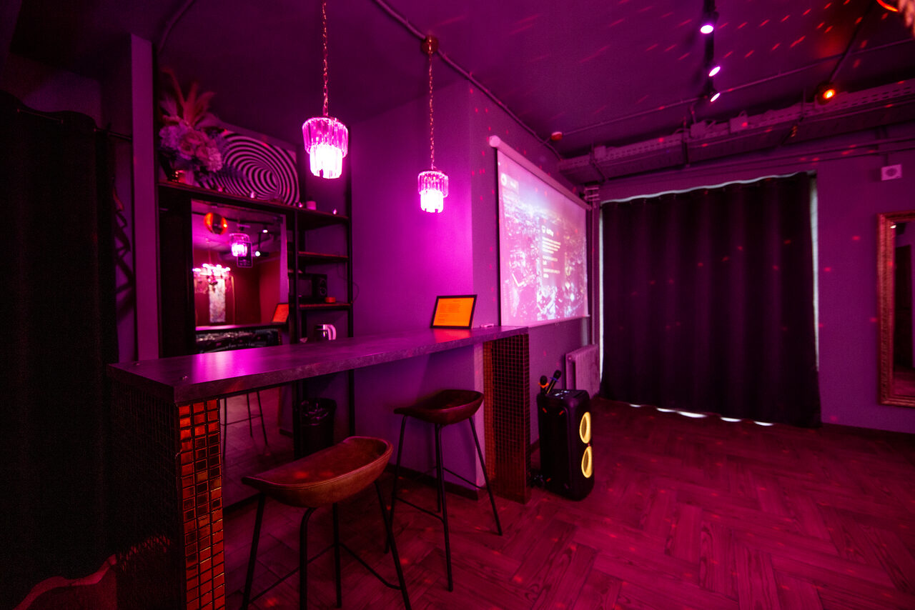 Арендовать Неоновый лофт-зал