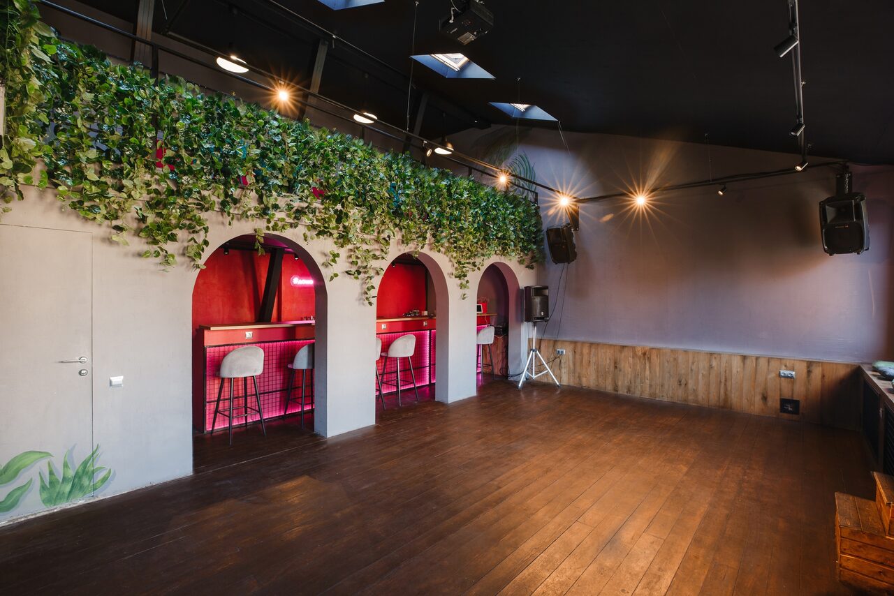 Арендовать Двухэтажное пространство с яркими акцентами