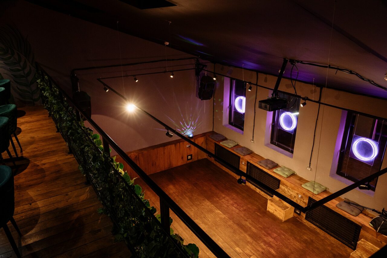 Арендовать Двухэтажное пространство с яркими акцентами