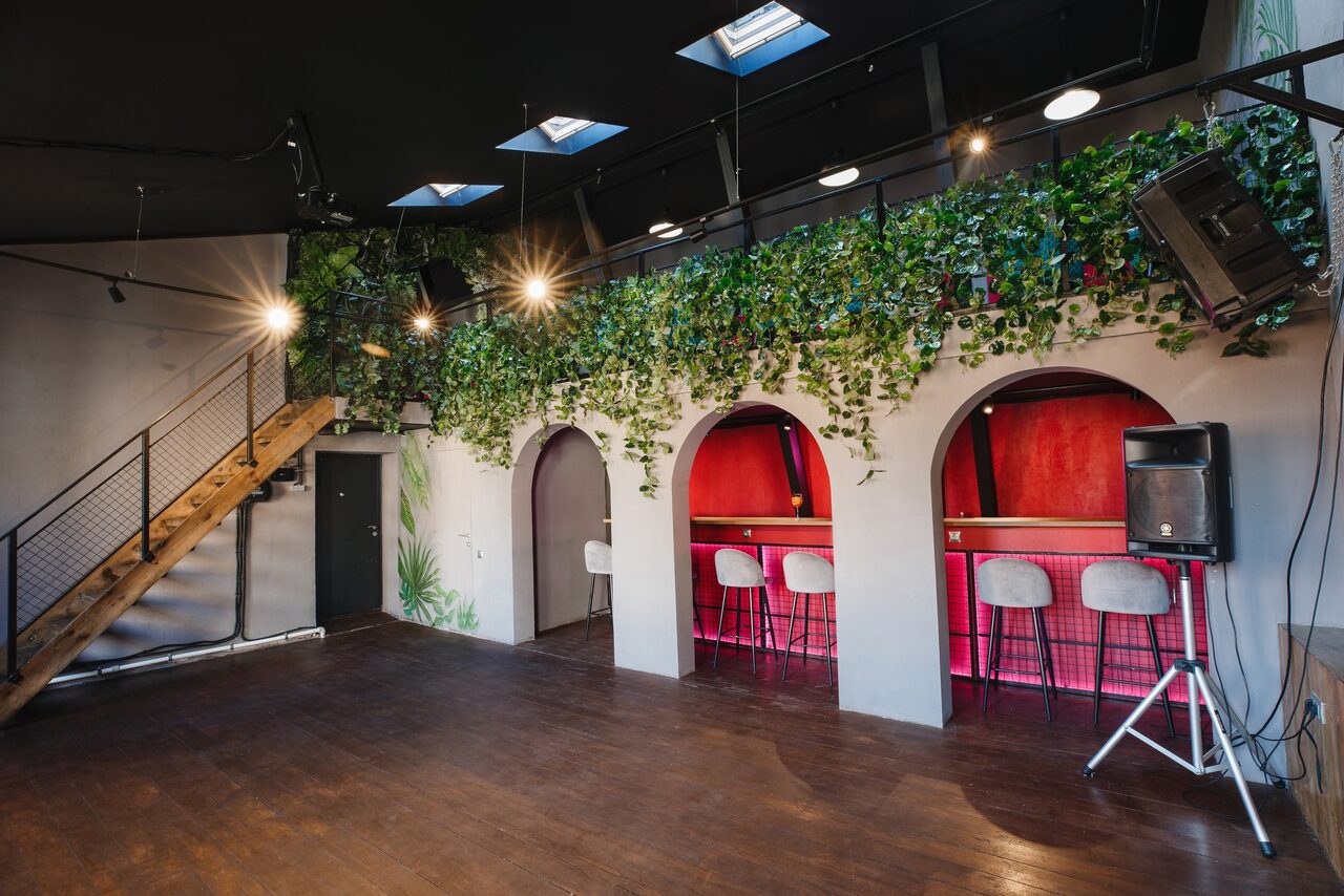 Арендовать Двухэтажное пространство с яркими акцентами