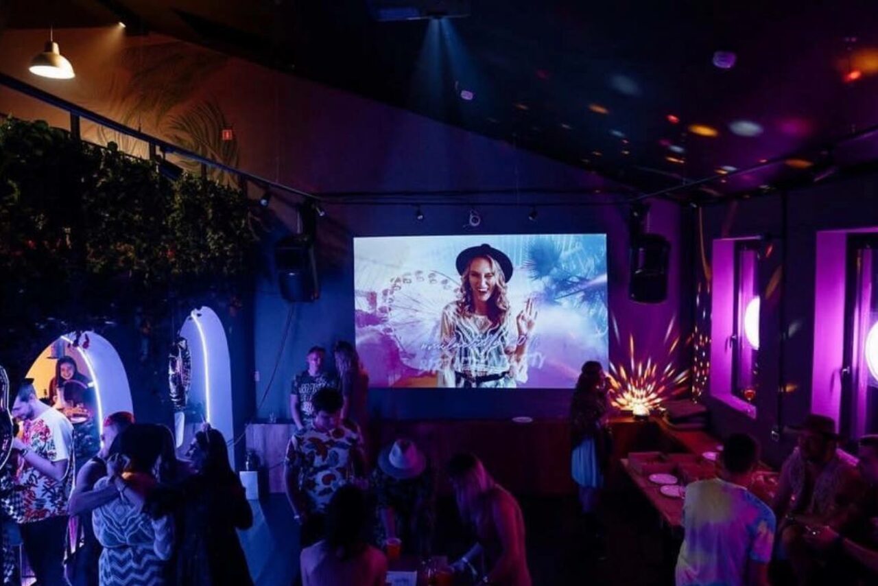 Арендовать Двухэтажное пространство с яркими акцентами