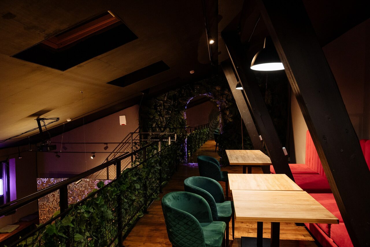 Арендовать Двухэтажное пространство с яркими акцентами