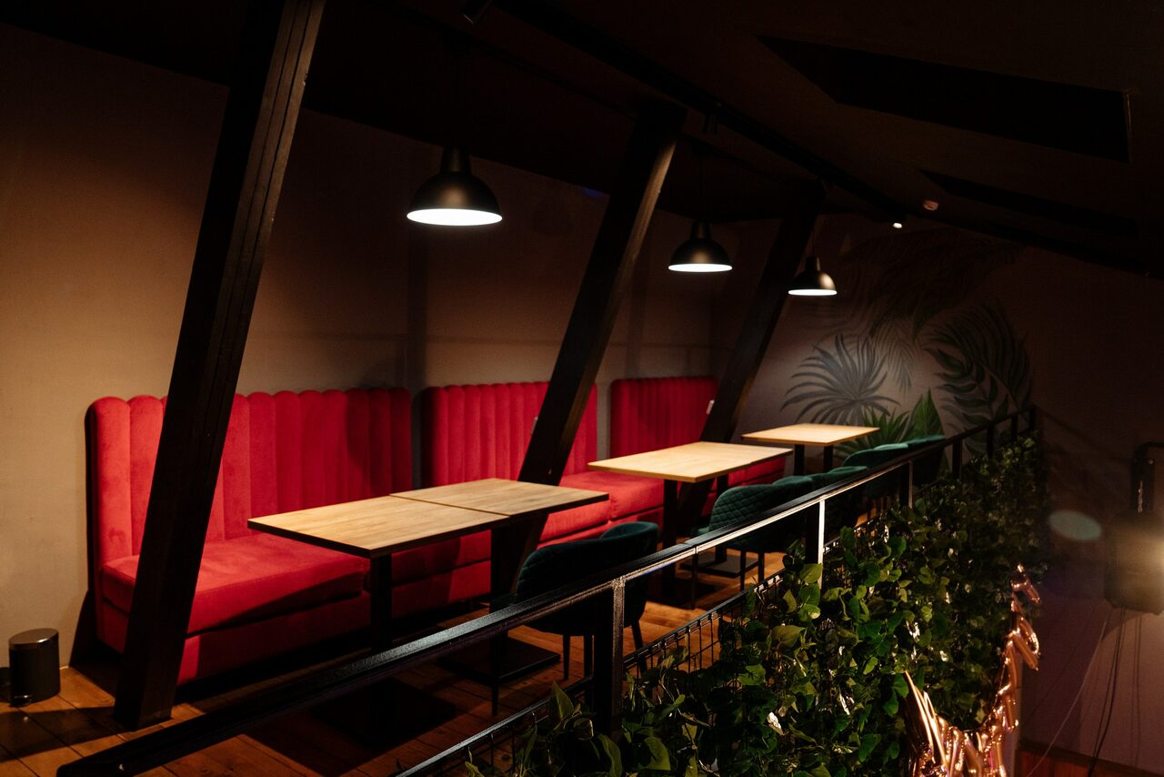 Арендовать Двухэтажное пространство с яркими акцентами