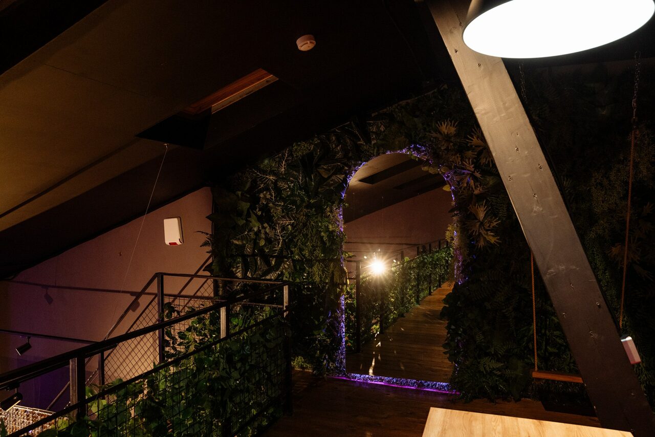 Арендовать Двухэтажное пространство с яркими акцентами