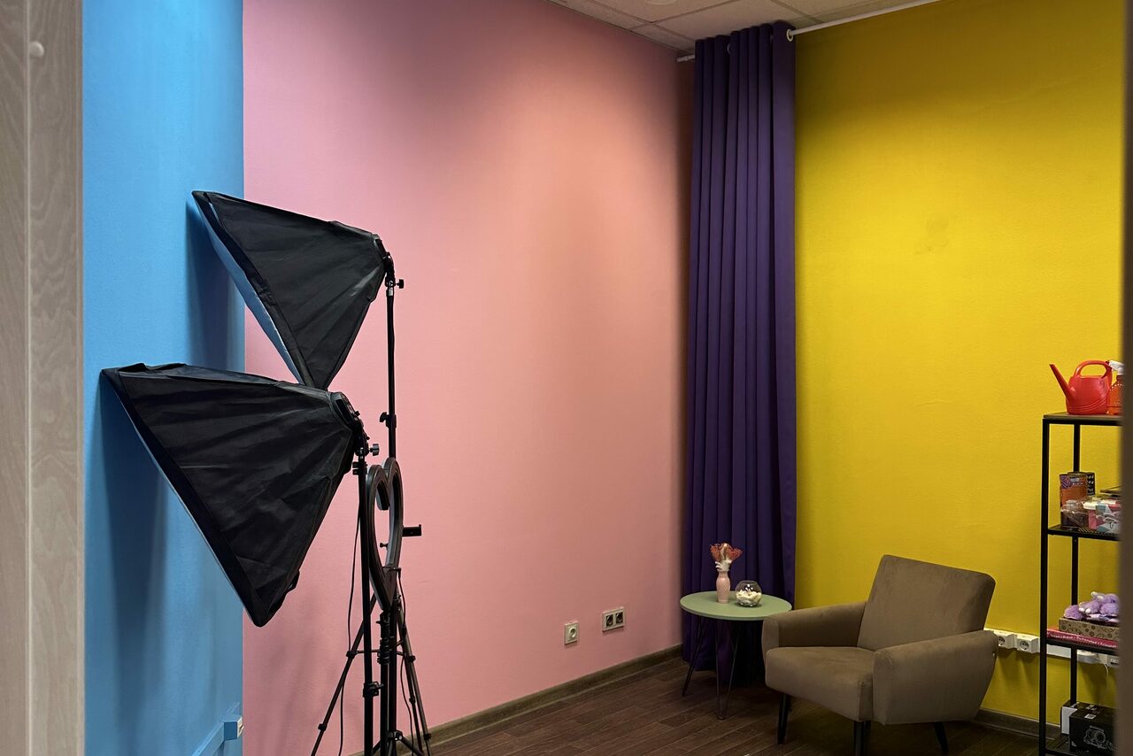 Арендовать Яркая комната для различных мероприятий