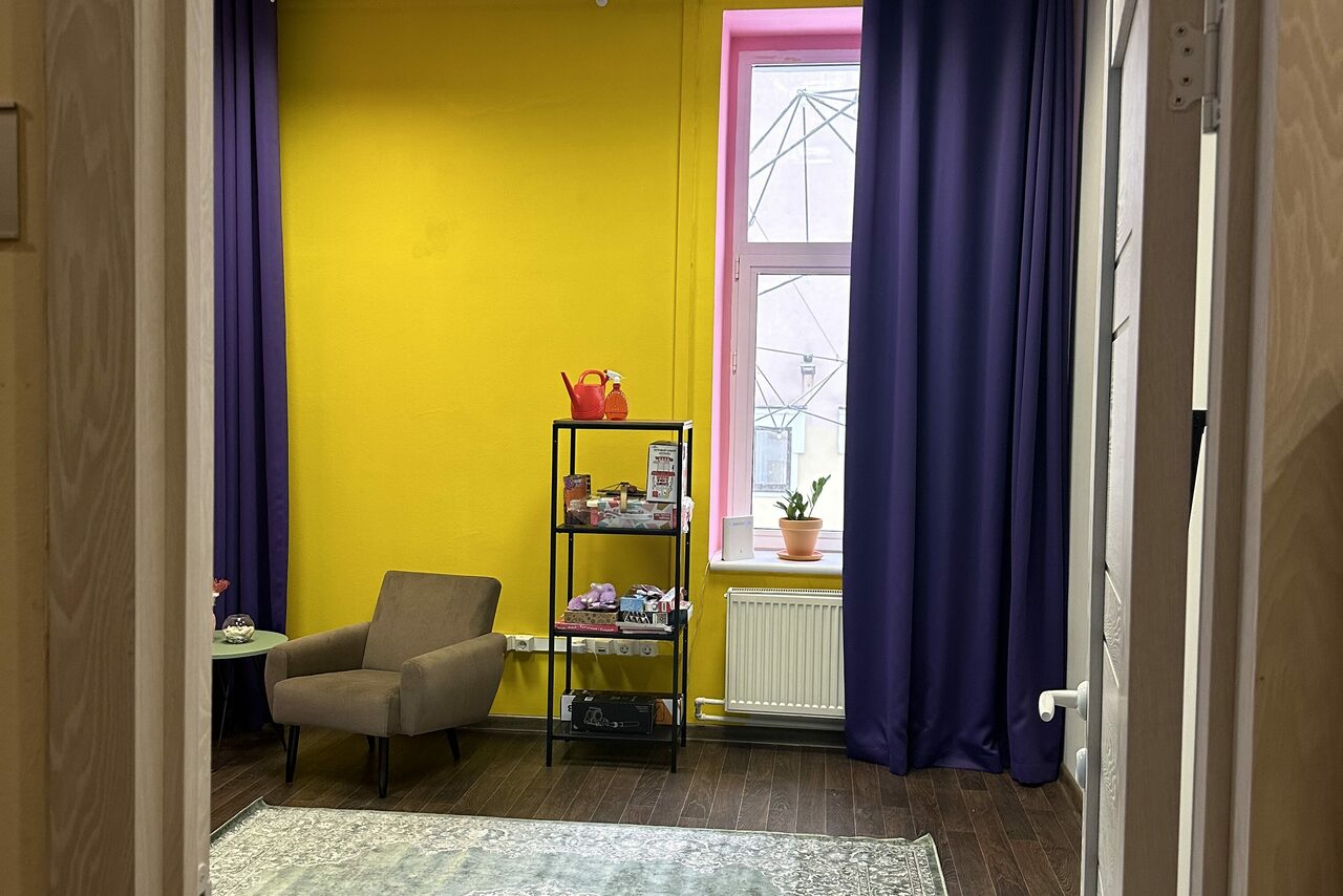 Арендовать Яркая комната для различных мероприятий