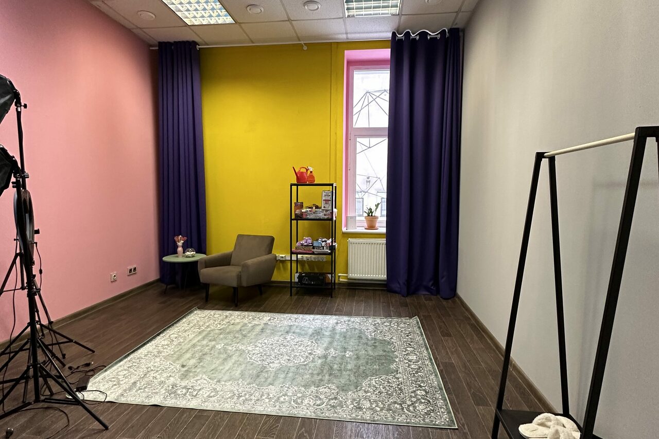 Арендовать Яркая комната для различных мероприятий