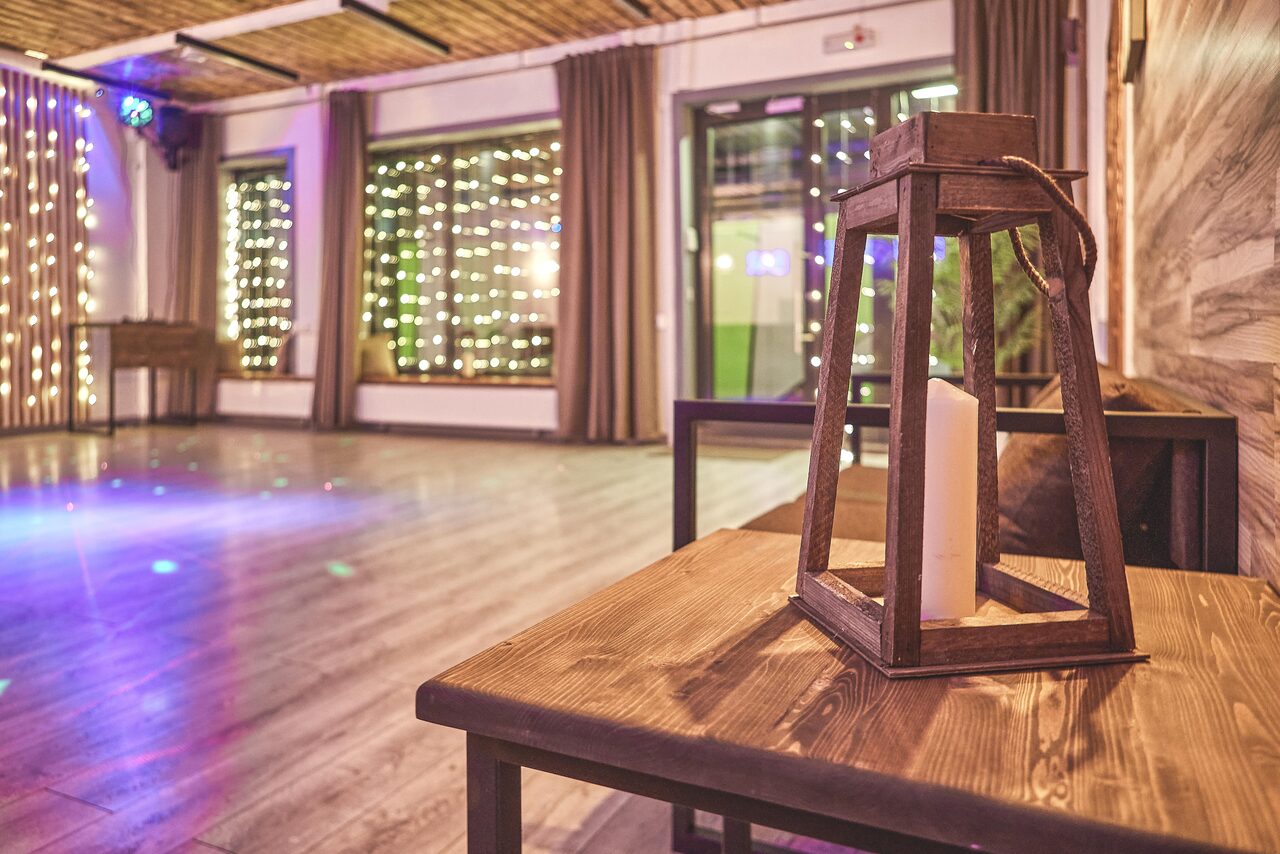 Арендовать Loft Lodge 8. Яркий зал со светомузыкой