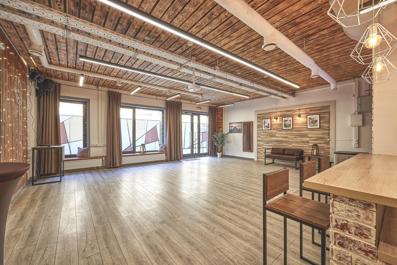 Арендовать Loft Lodge 8. Яркий зал со светомузыкой