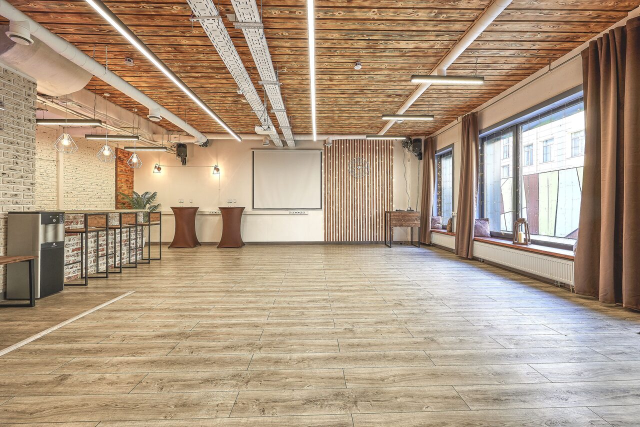 Арендовать Loft Lodge 8. Яркий зал со светомузыкой