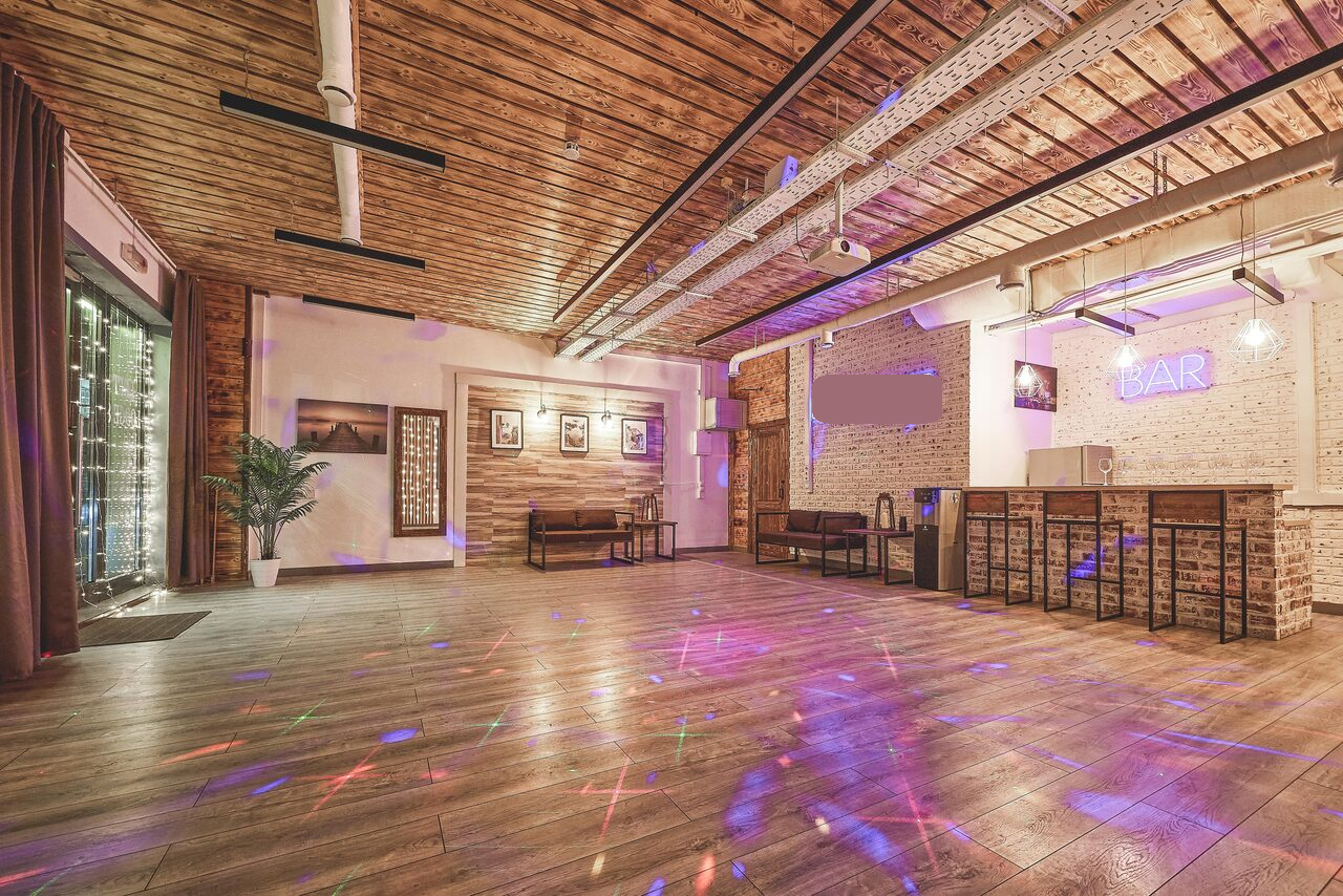 Арендовать Loft Lodge 8. Яркий зал со светомузыкой