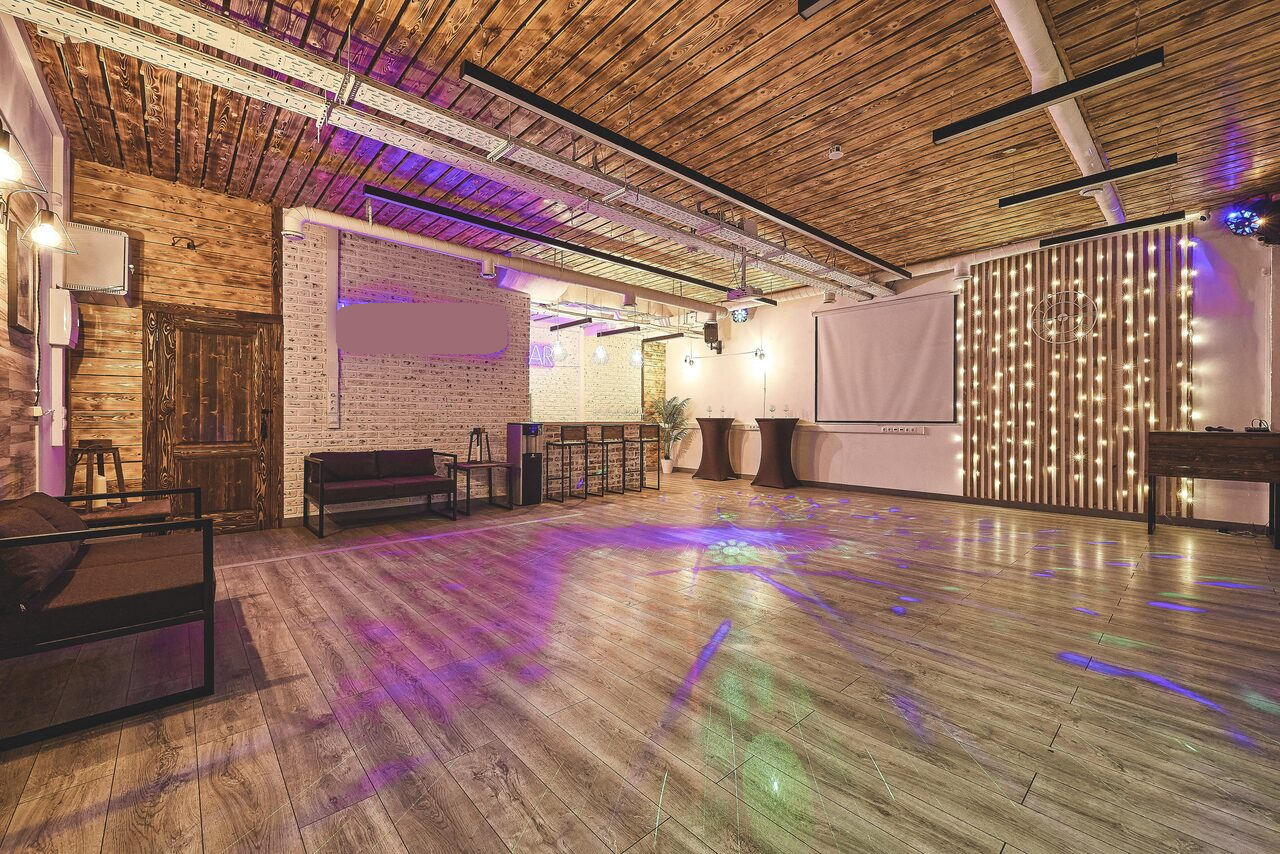 Арендовать Loft Lodge 8. Яркий зал со светомузыкой