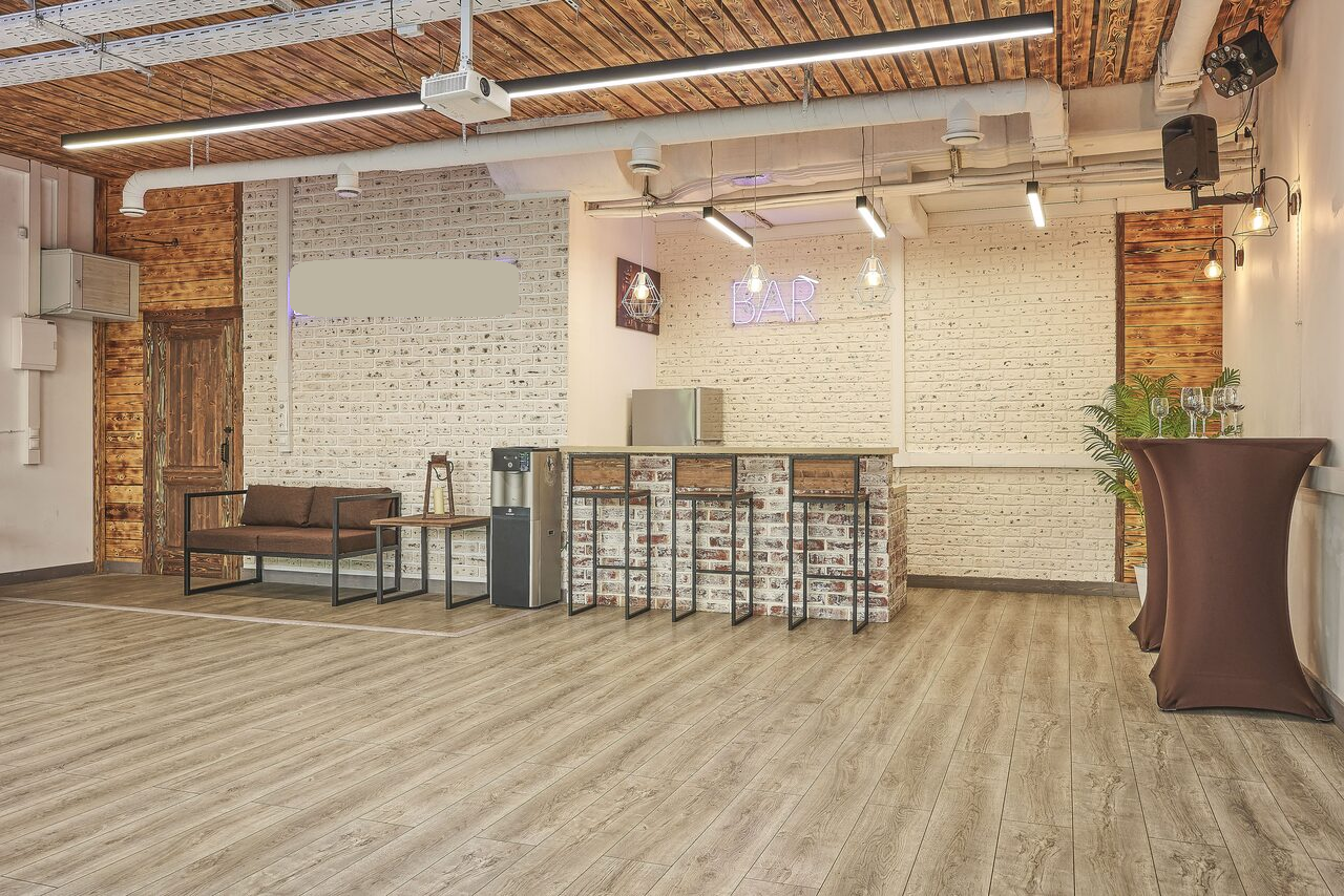 Арендовать Loft Lodge 8. Яркий зал со светомузыкой