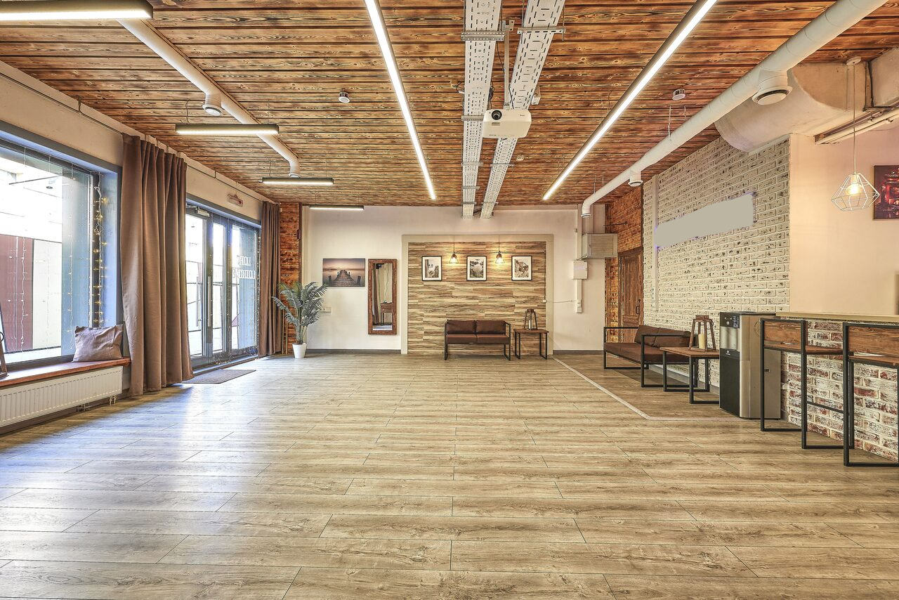 Арендовать Loft Lodge 8. Яркий зал со светомузыкой