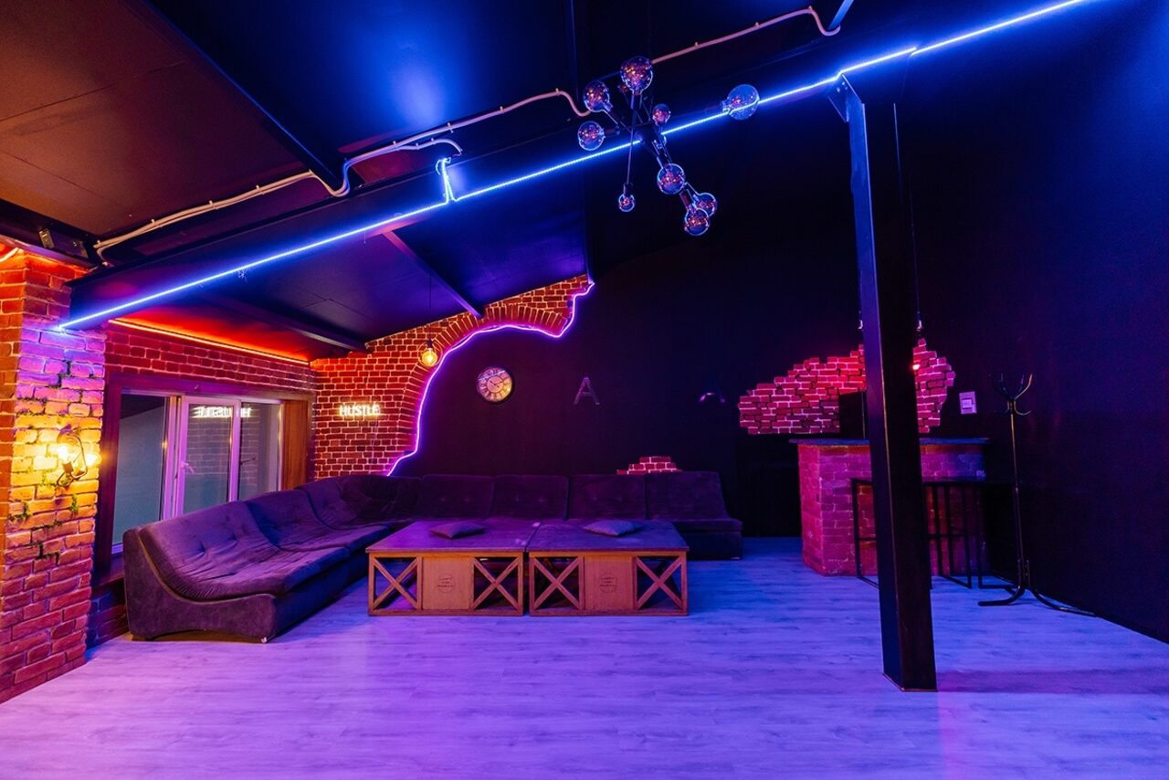 Арендовать ATMOSFERA. AURA Чёрный лофт из красного кирпича