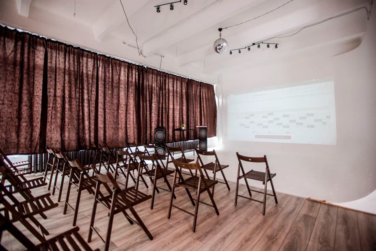 Арендовать Просторный лофт с панорамными окнами и циклорамой