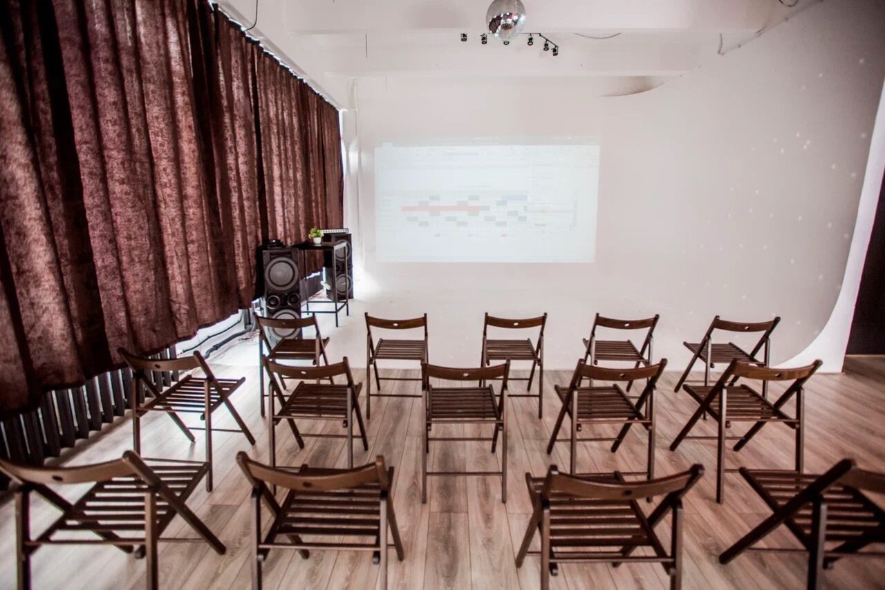 Арендовать Просторный лофт с панорамными окнами и циклорамой