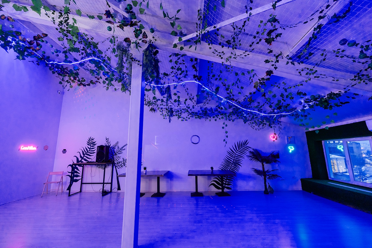 Арендовать ATMOSFERA. ECO  Белый лофт с неоновой подсветкой