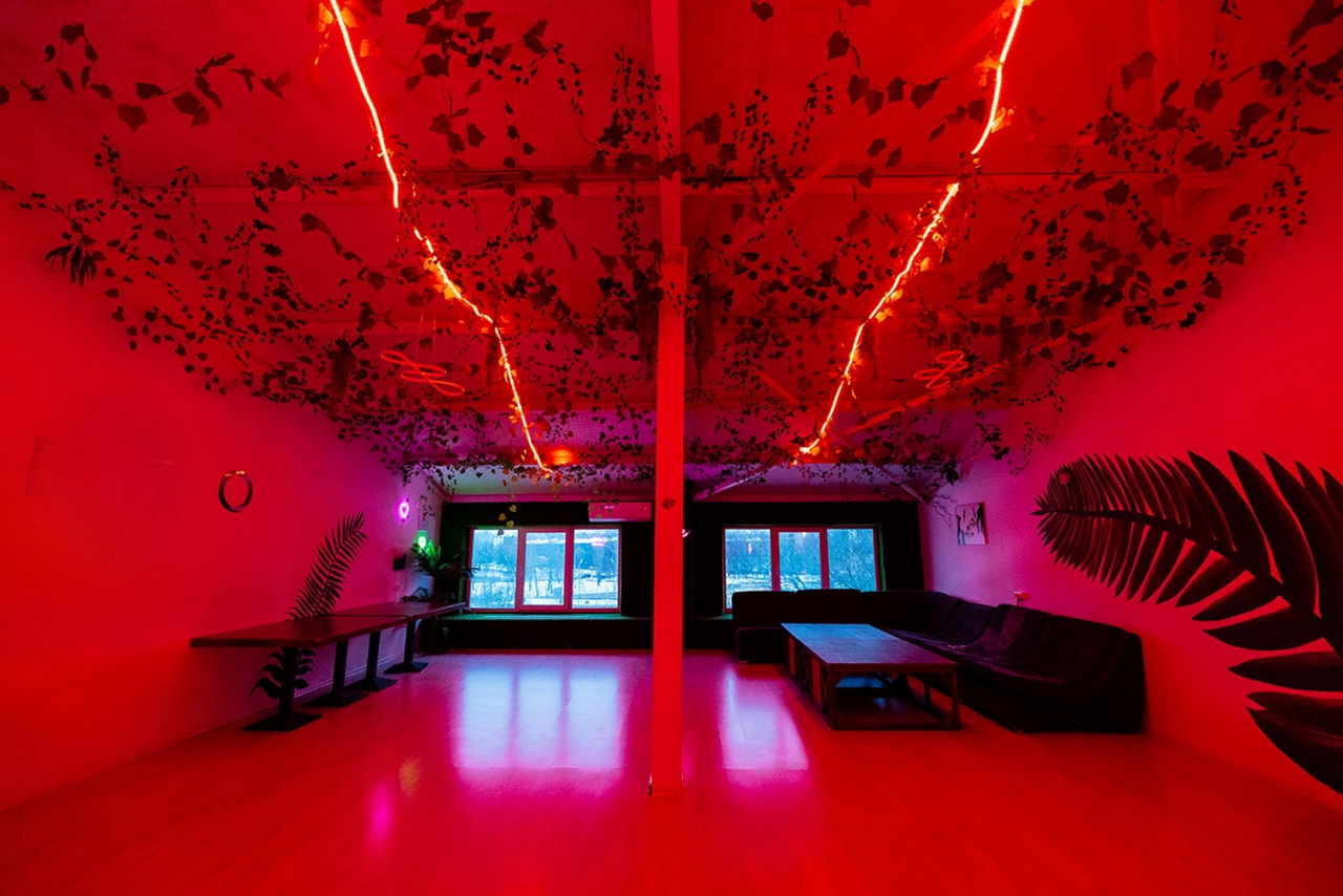 Арендовать ATMOSFERA. ECO  Белый лофт с неоновой подсветкой