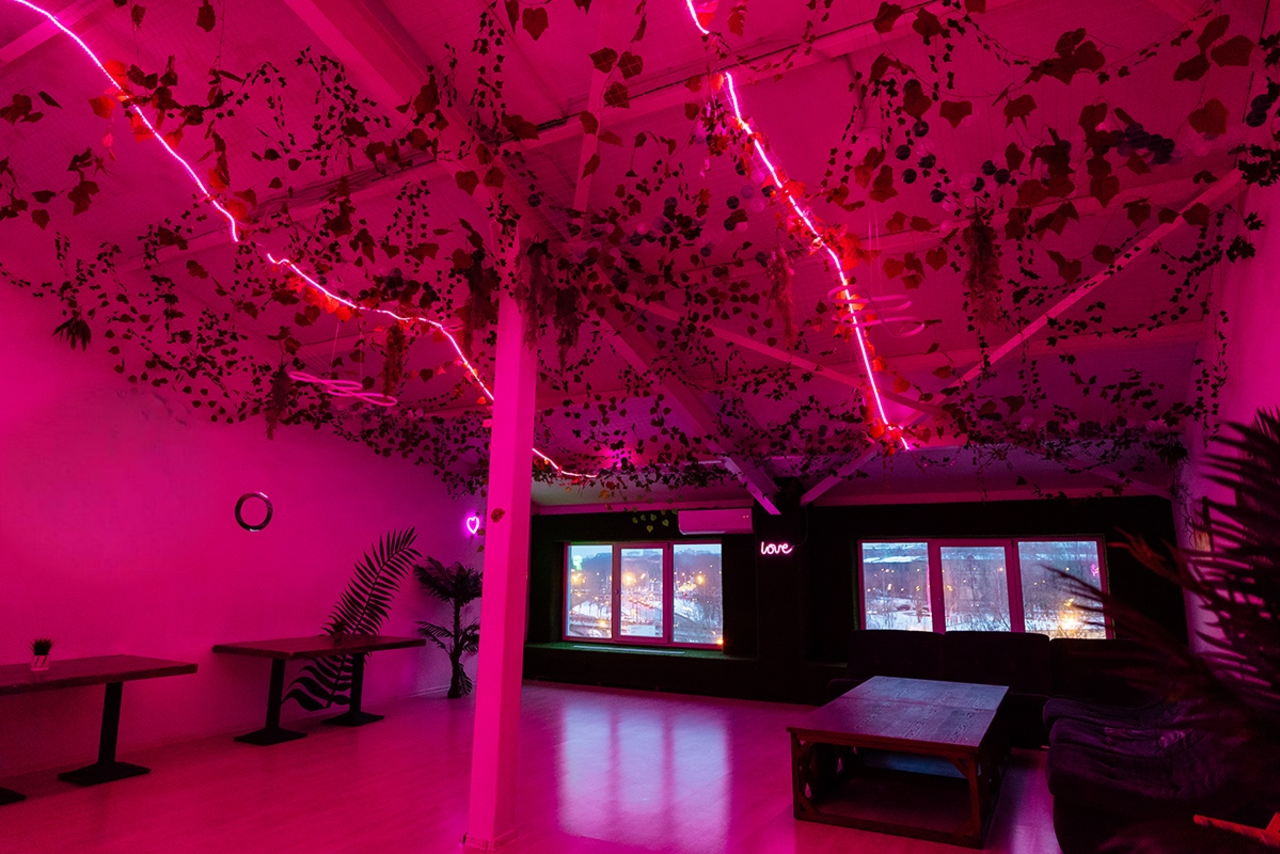 Арендовать ATMOSFERA. ECO  Белый лофт с неоновой подсветкой