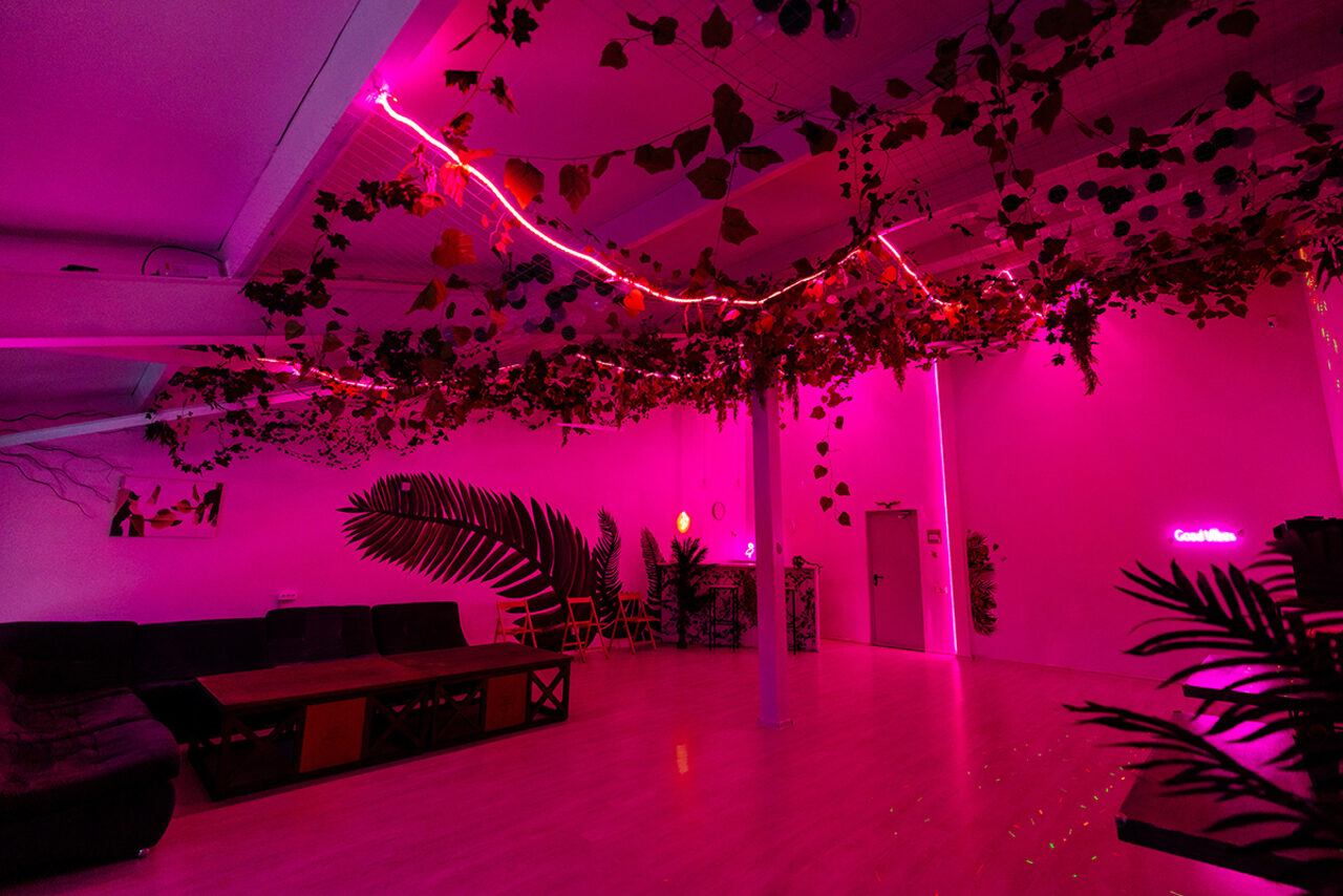 Арендовать ATMOSFERA. ECO  Белый лофт с неоновой подсветкой