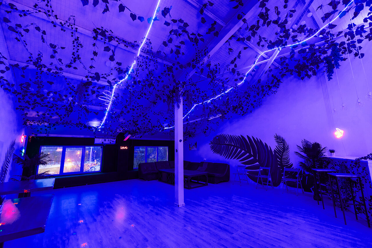 Арендовать ATMOSFERA. ECO  Белый лофт с неоновой подсветкой