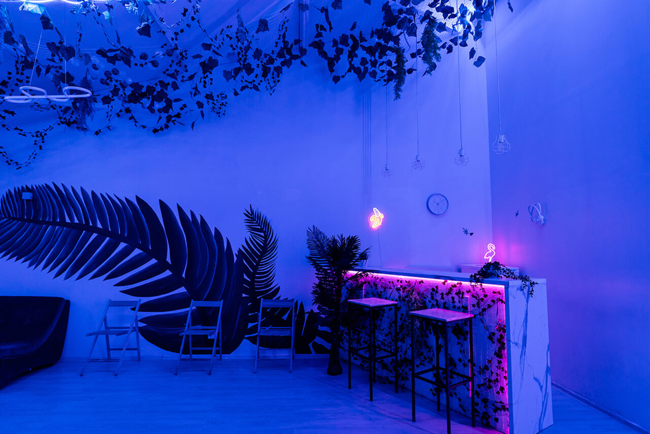 Арендовать ATMOSFERA. ECO  Белый лофт с неоновой подсветкой