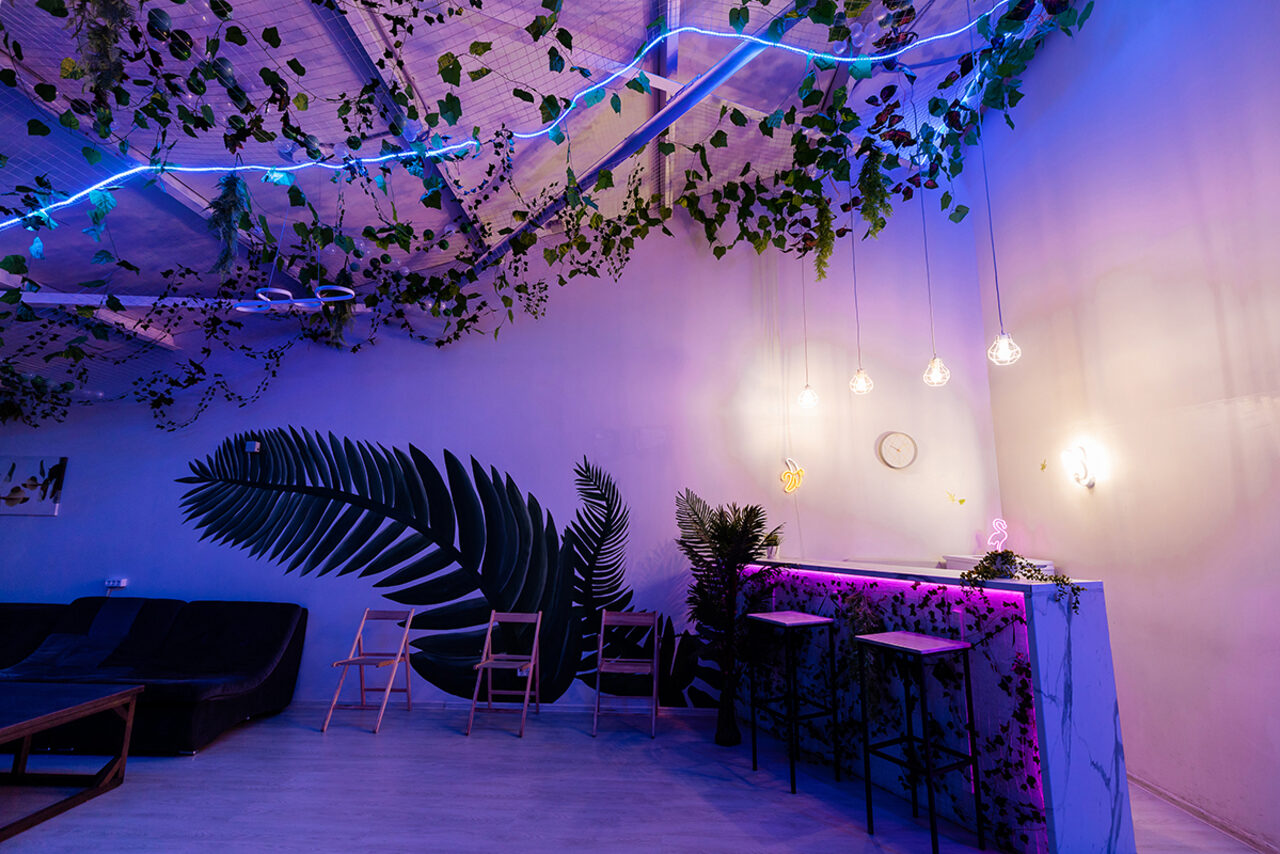 Арендовать ATMOSFERA. ECO  Белый лофт с неоновой подсветкой