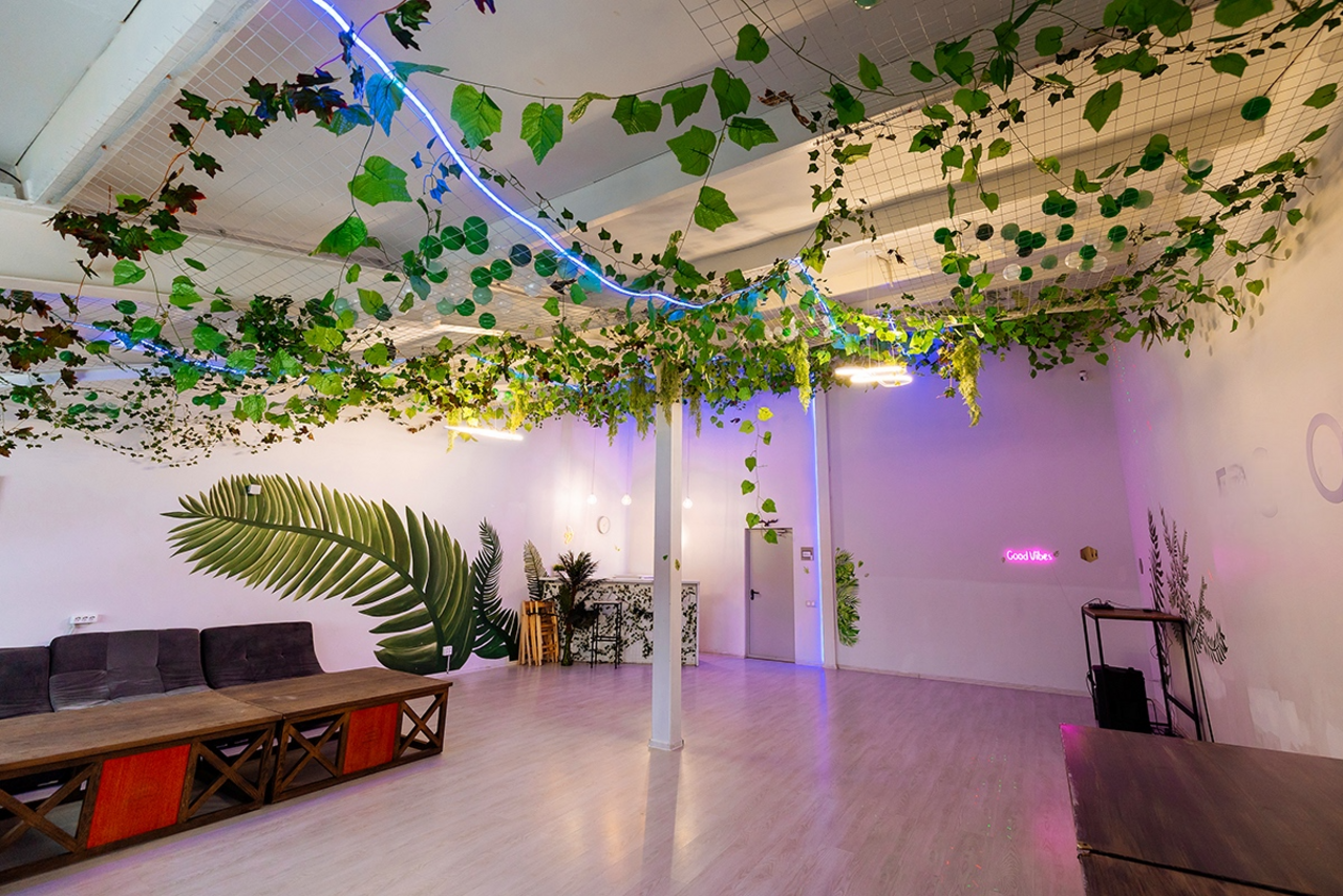 Арендовать ATMOSFERA. ECO  Белый лофт с неоновой подсветкой