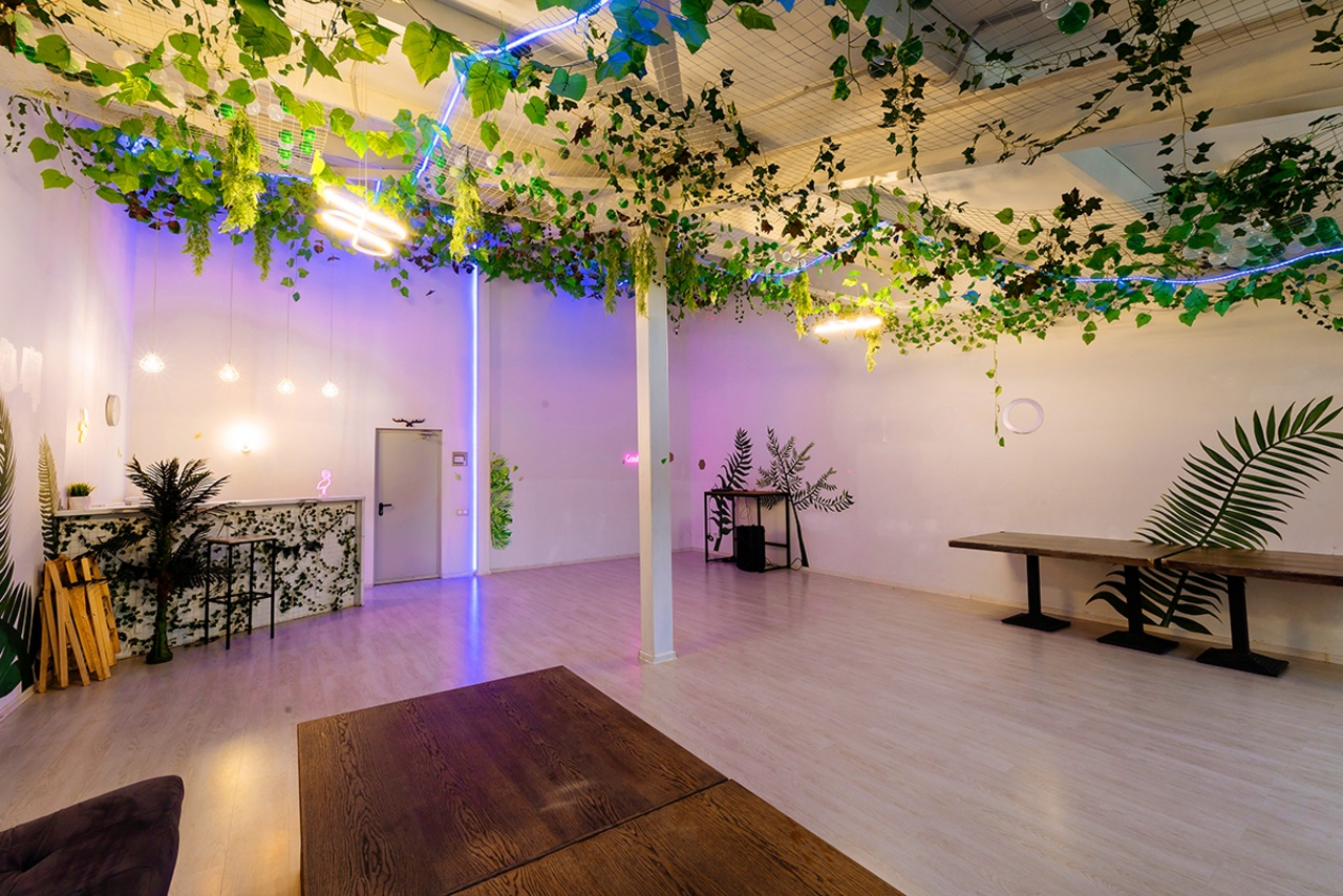 Арендовать ATMOSFERA. ECO  Белый лофт с неоновой подсветкой