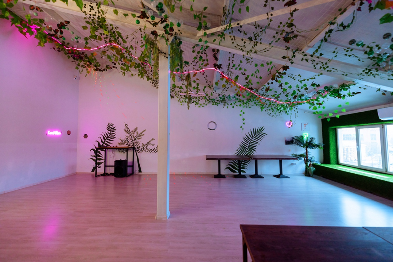 Арендовать ATMOSFERA. ECO  Белый лофт с неоновой подсветкой