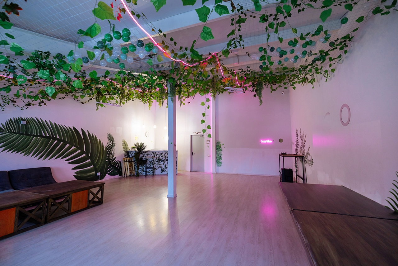 Арендовать ATMOSFERA. ECO  Белый лофт с неоновой подсветкой