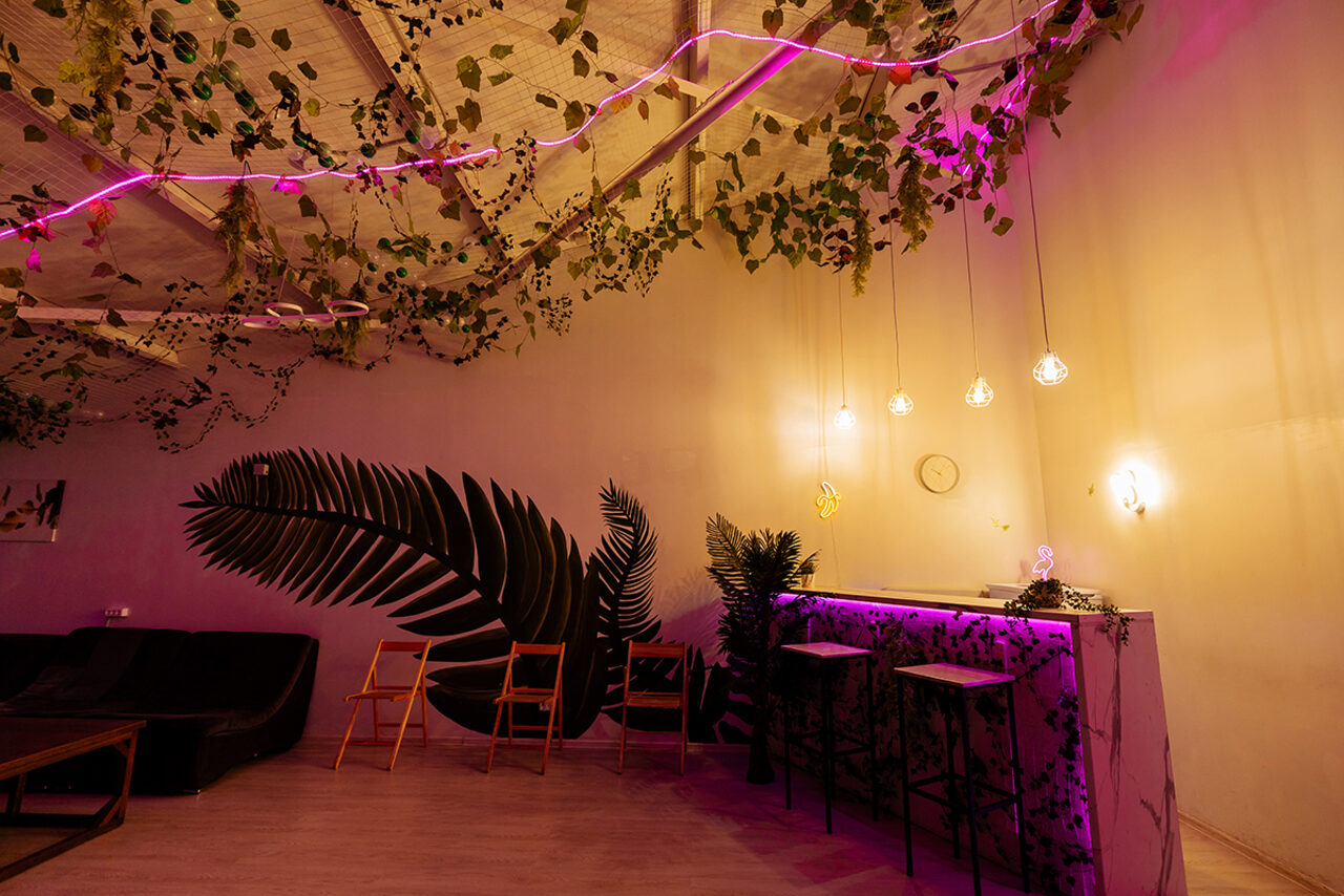 Арендовать ATMOSFERA. ECO  Белый лофт с неоновой подсветкой