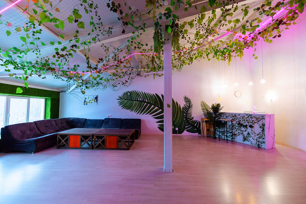 Арендовать ATMOSFERA. ECO  Белый лофт с неоновой подсветкой