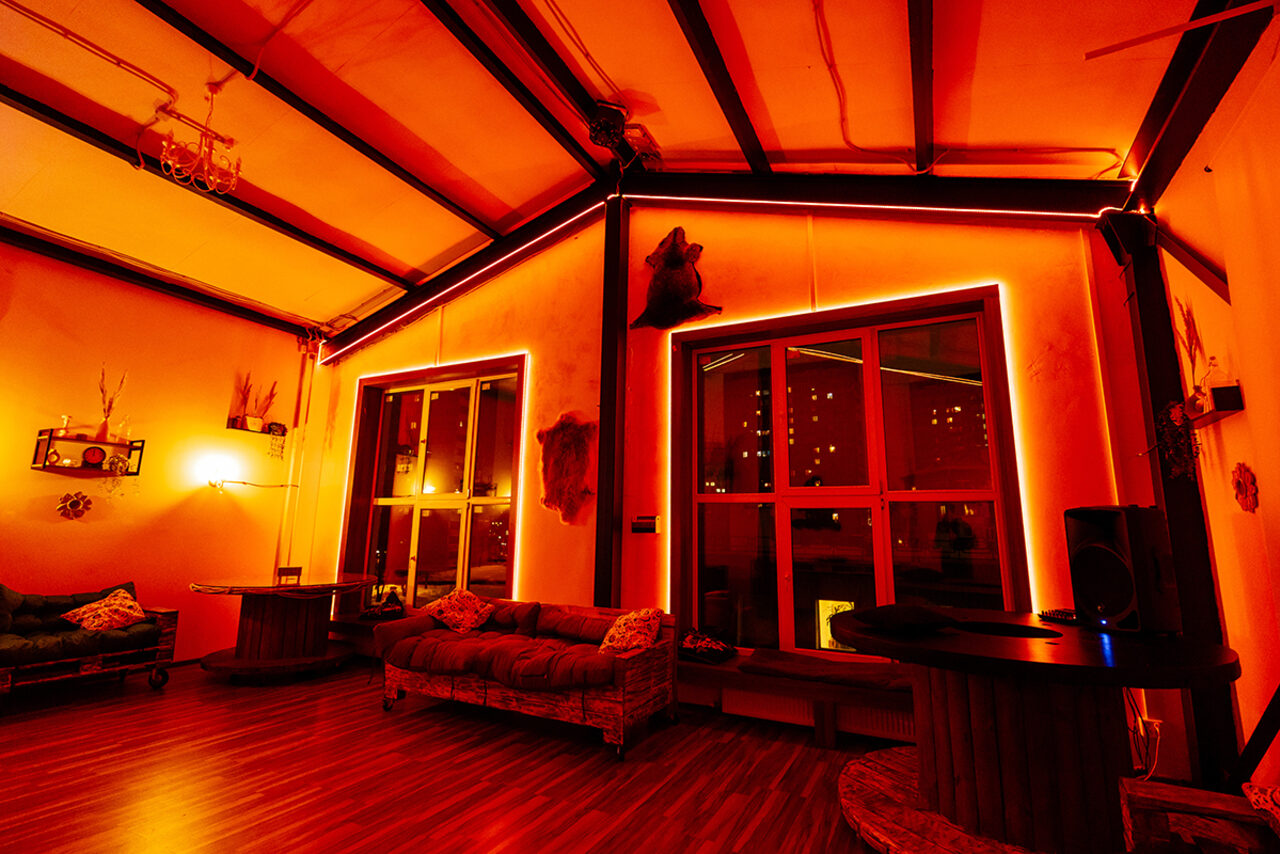 Арендовать Неоновый лофт для вечеринок