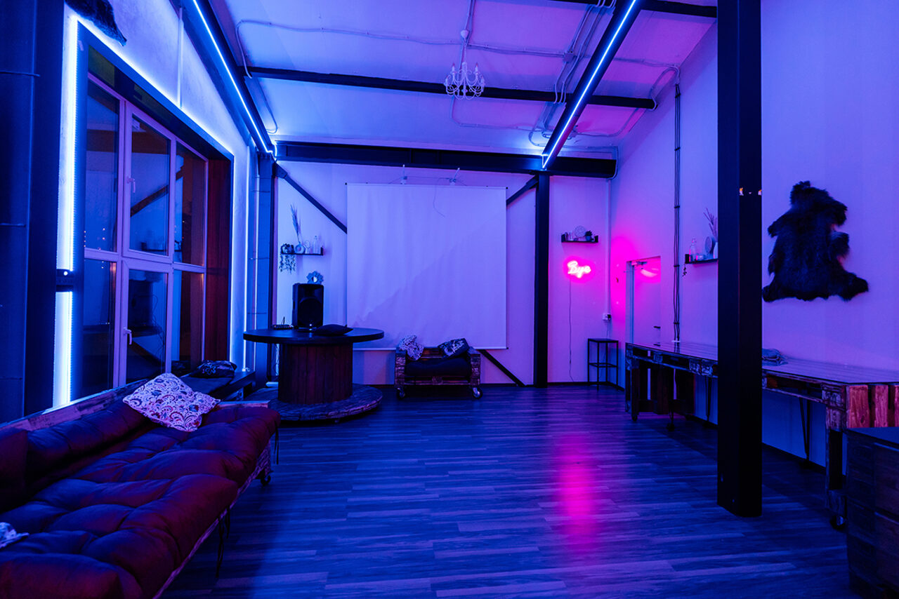Арендовать Неоновый лофт для вечеринок