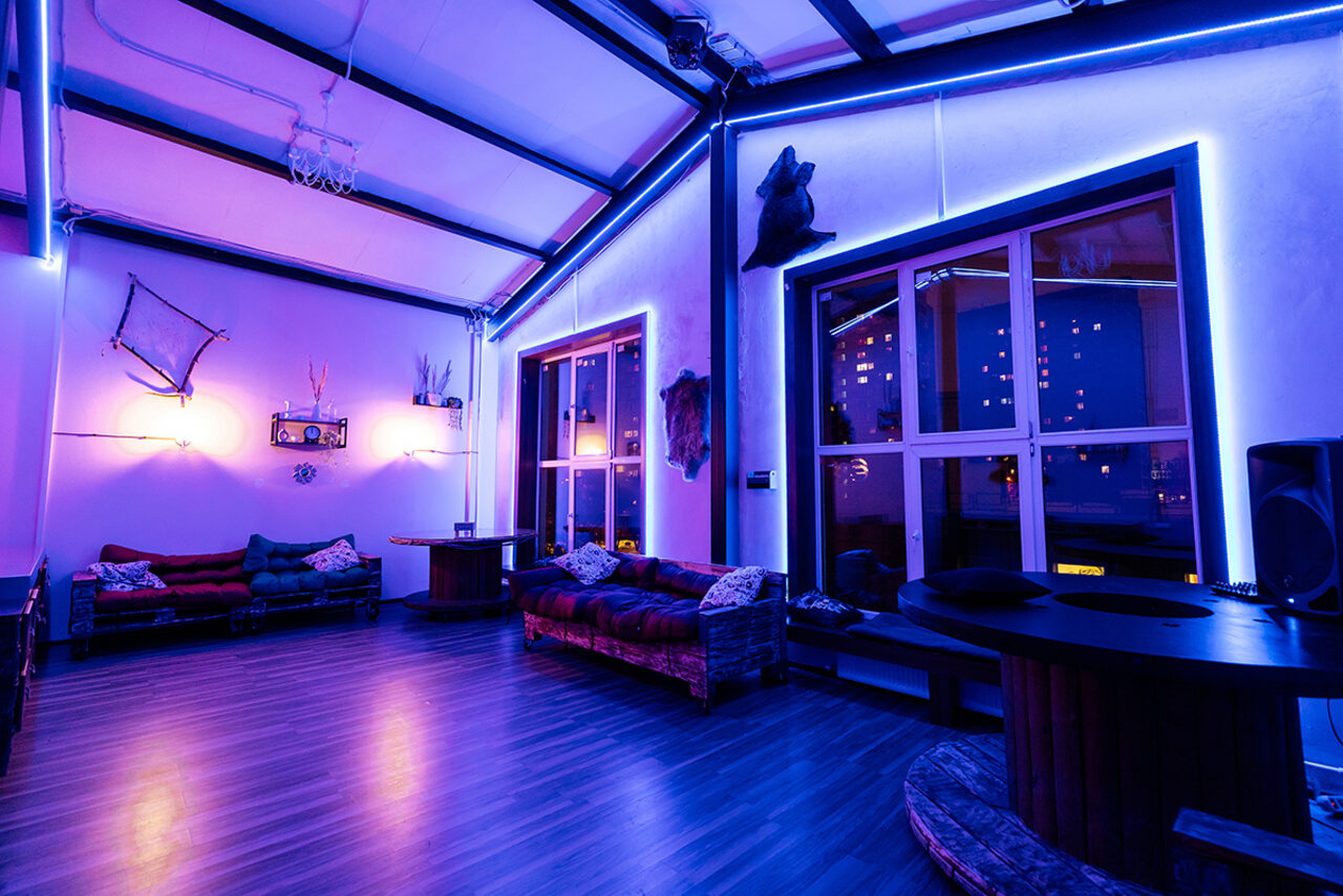 Арендовать Неоновый лофт для вечеринок