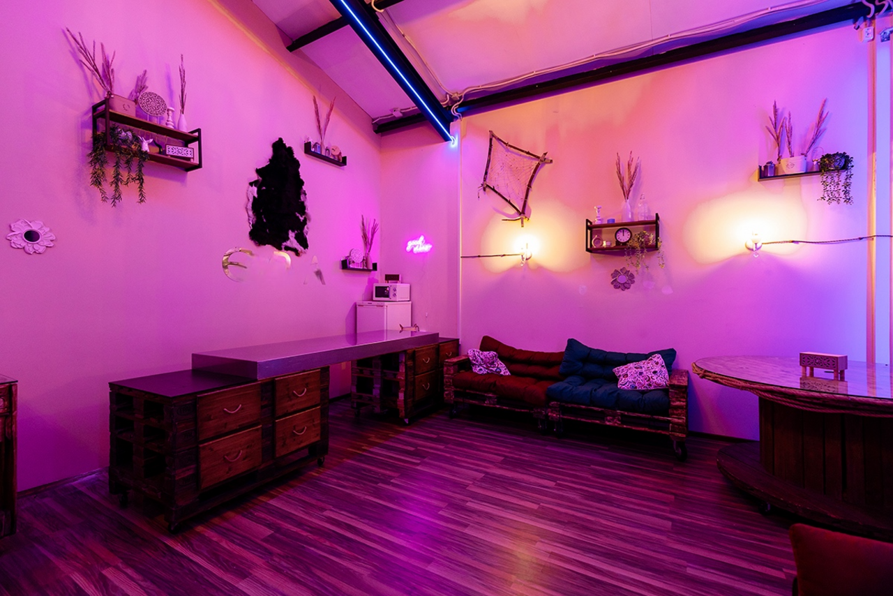 Арендовать Неоновый лофт для вечеринок