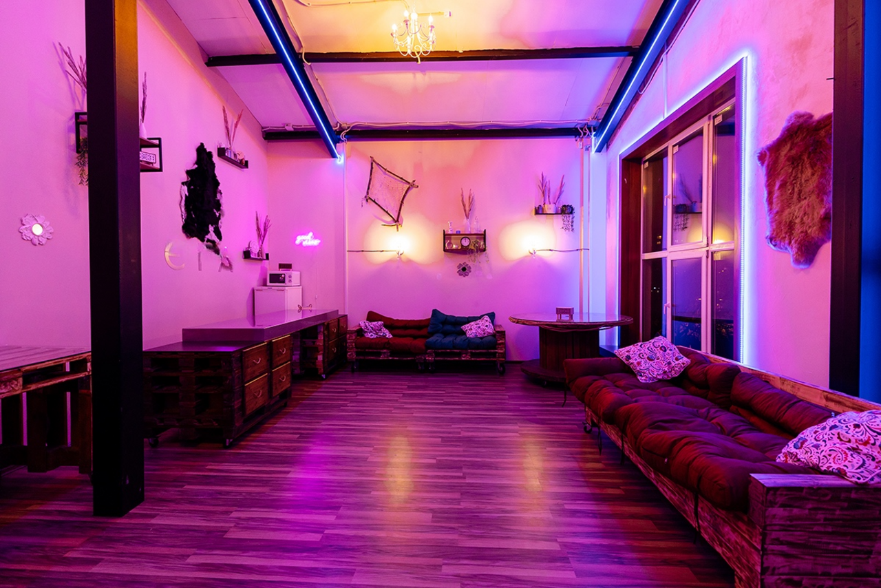 Арендовать Неоновый лофт для вечеринок