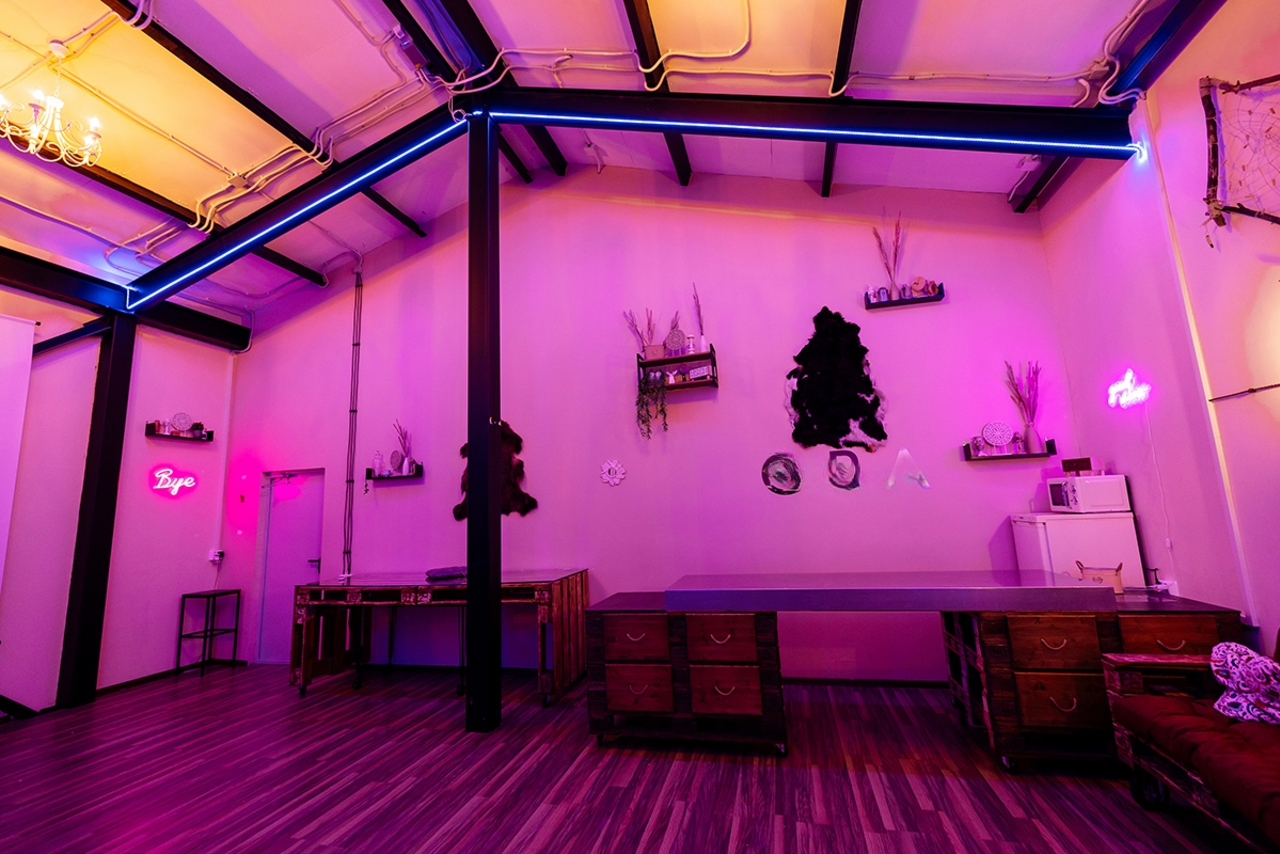 Арендовать Неоновый лофт для вечеринок