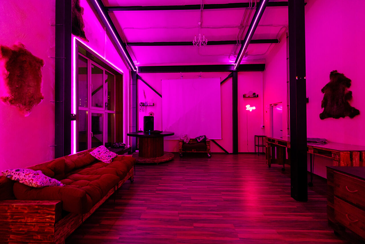 Арендовать Неоновый лофт для вечеринок