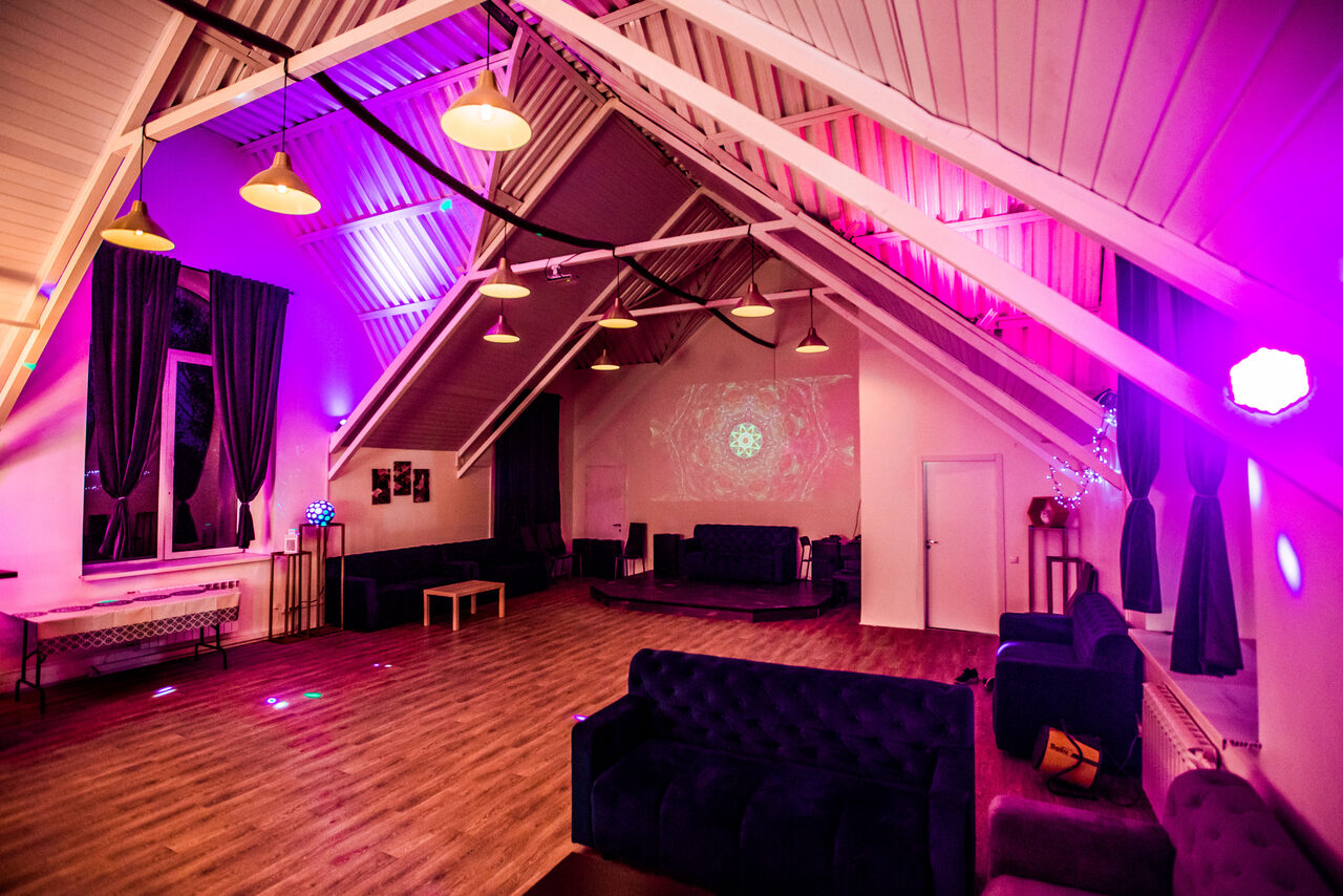 Арендовать Honey. EmpireLoft Стилизованный лофт с проектором