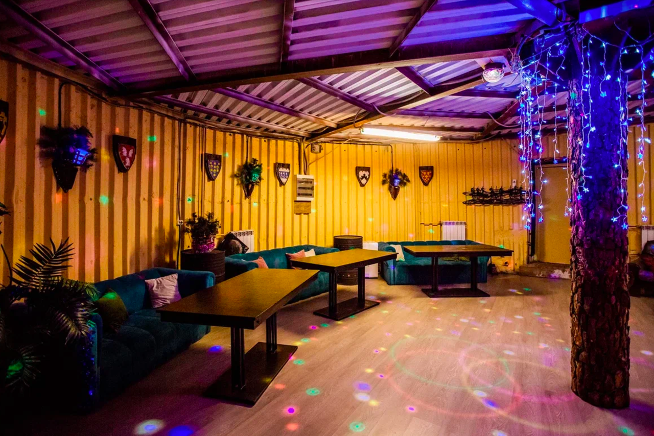 Арендовать EmpireLoft Светлый лофт с деревом на Партизанской