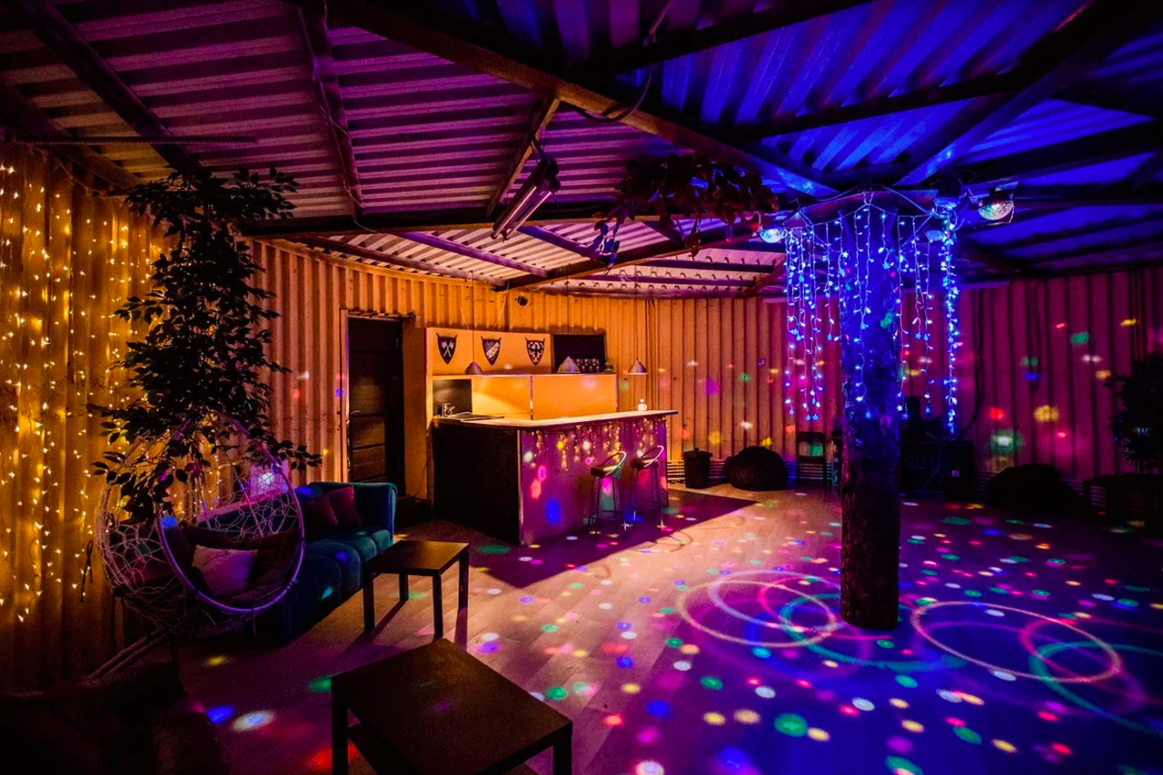 Арендовать EmpireLoft Светлый лофт с деревом на Партизанской