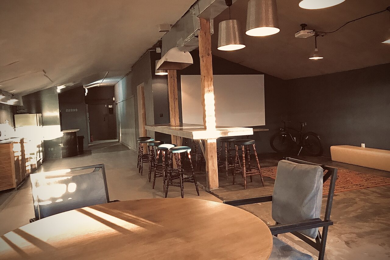 Арендовать Roof Hooty Place. Лофт-мансарда 