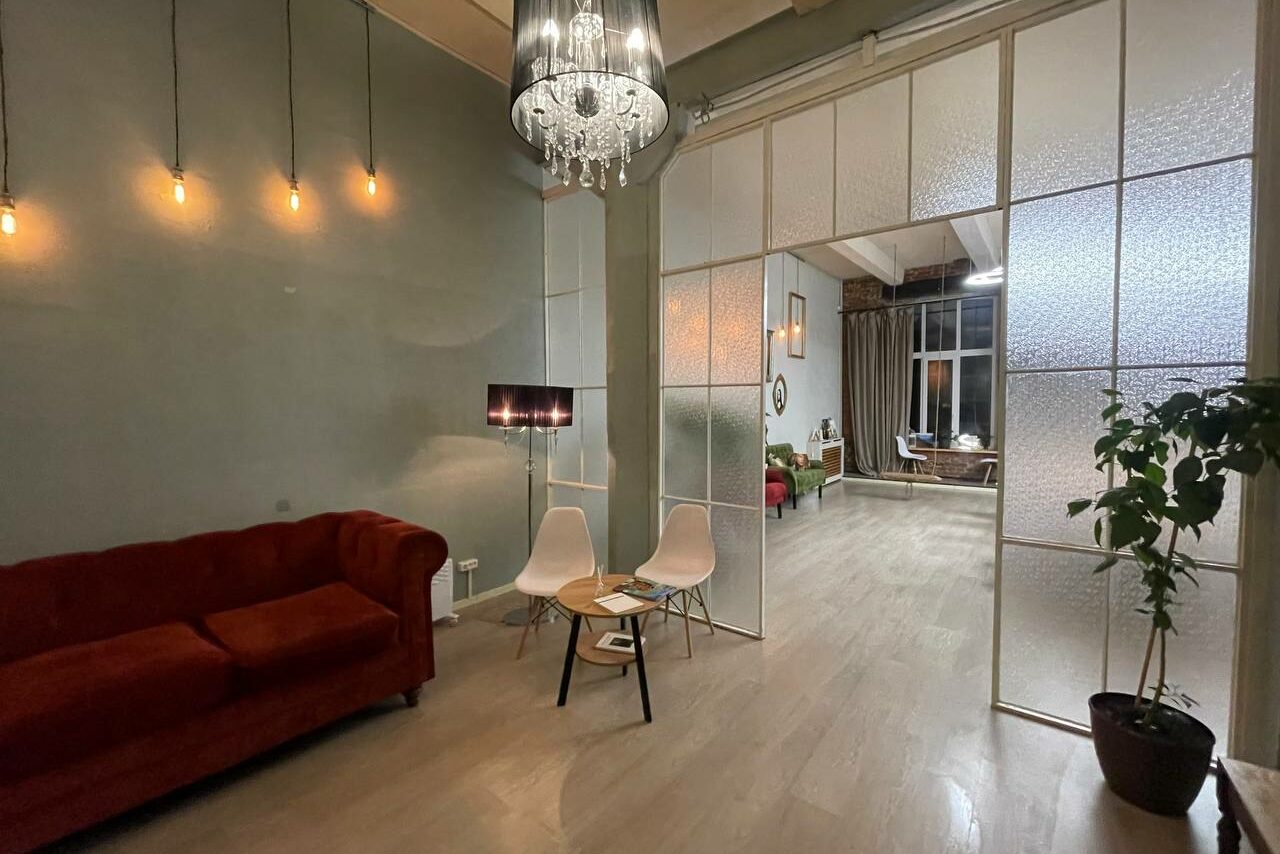 Арендовать Art loft Зонированное яркое пространство