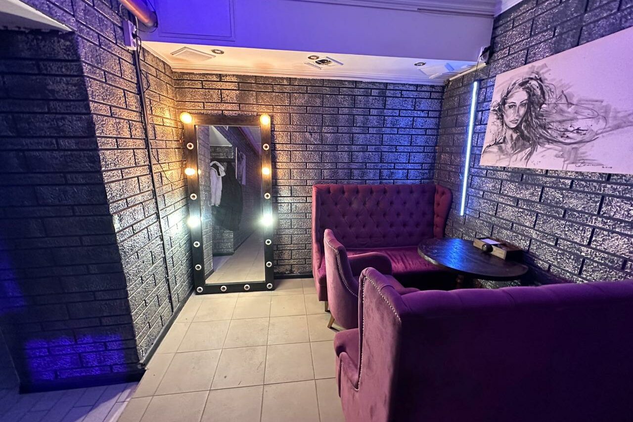 Арендовать B-13 Bar and Lounge